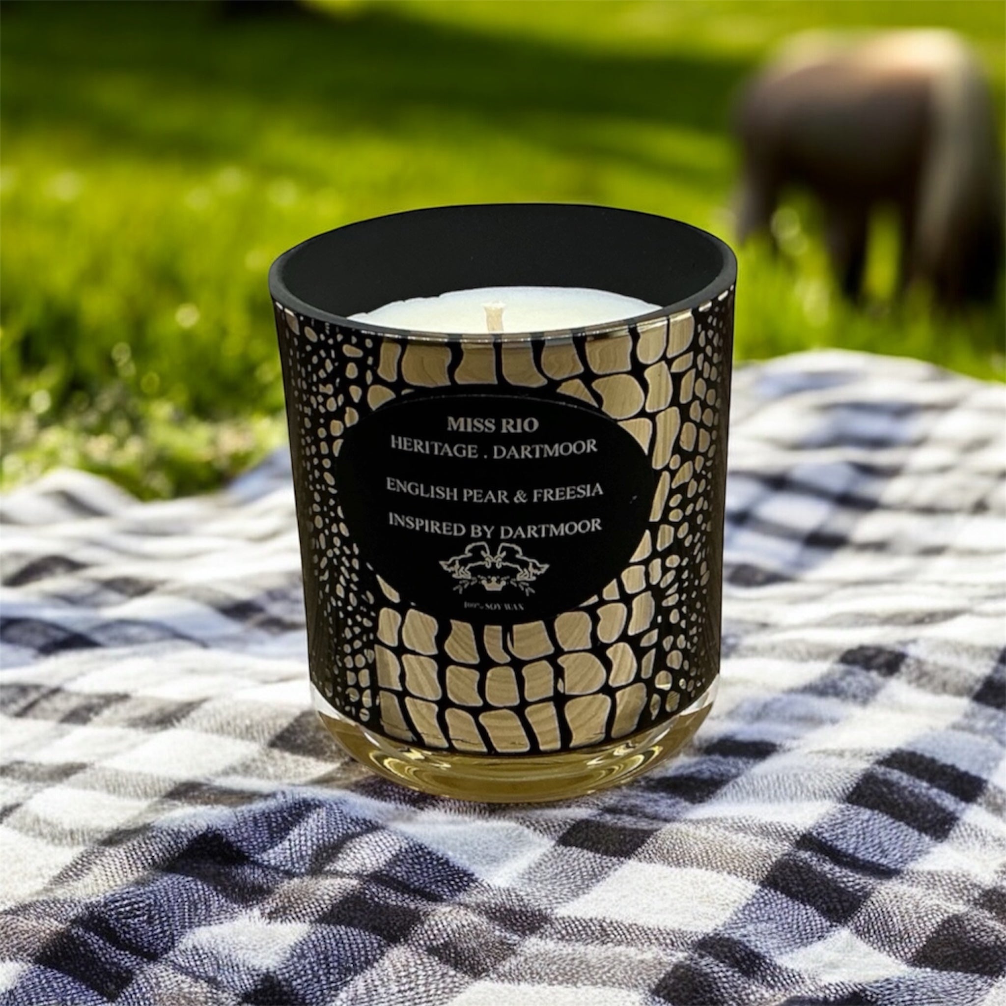British Heritage vogue candle 25cl premium soy wax close up .