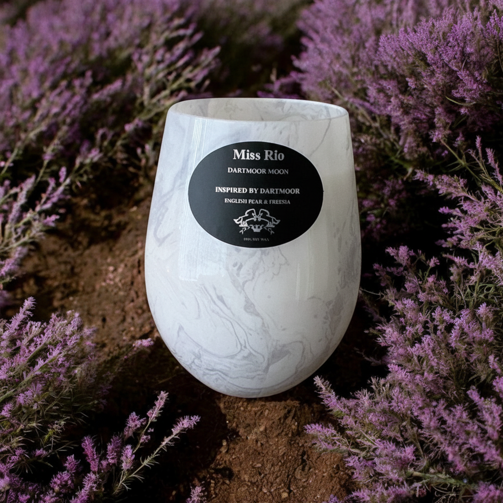Dartmoor moon English Pear & Freesia candle 40 hour burn time 